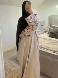 Vêtements ethniques broderies florales Robe musulmane pour femmes Eid Morocco Ramadan Lace-Up Abayas Kaftan Islam Vestidos Largo Dubai Arabe Long Robe T240515