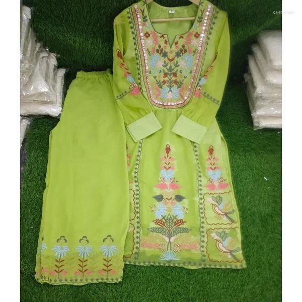 Vêtements ethniques verts kurti pantal