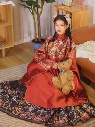 Ropa étnica Hanfu Femenino Ming Conjunto completo de falda de caballo trapezoidal roja y negra impresa Primavera Verano 231212