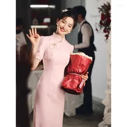 Ropa étnica Alta calidad Sweet Pink Stand Collar Jacquard Pearl Decorado Side Slit Cheongsam para mujeres Verano Moderno Estilo chino