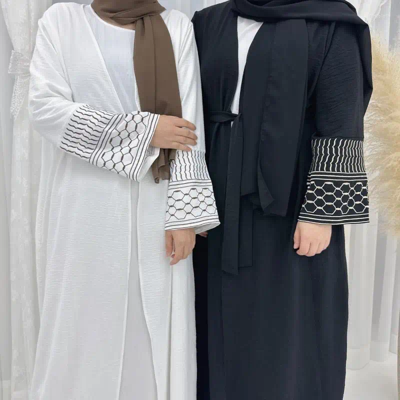 Etnik Giyim İslami Abaya hırka Müslüman Kadınlar İşlenmiş Uzun Kollu Arap Burka Retro Tarz Dubai Partisi Gevşek Kaftan