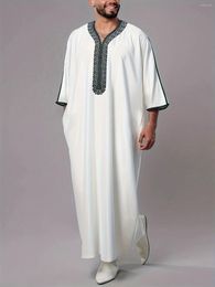 Abbigliamento etnico Caftano per uomo Jabador Gandoura Tasche laterali 2024 Ricamo Thobe Manica lunga Abiti musulmani Vintage Abito bianco da uomo Jubba