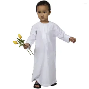 Etnische kleding Kurtas kinderen uit het Midden-Oosten, geborduurde ronde hals en trekkoord in een wit gewaad