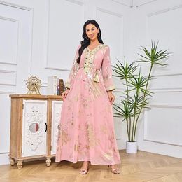 Etnische kleding lange jurk voor prom v-neck kralen 2024 Spring moslim goud gestempeld modegewaad met riem roze dubai Arabische vrouwen
