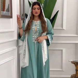 Etnische kleding met lange mouwen, losse comfortabele Arabische Turkse islamitische jurk uit het Midden-Oosten en effen hoofddoek