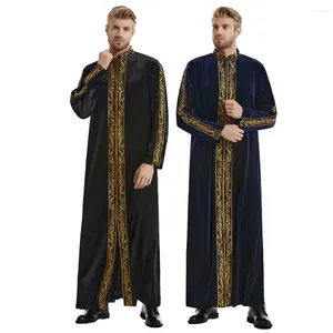 Vêtements ethniques Robe à manches longues pour hommes Musulman Gold Velvet Broderie Robe de prière islamique arabe Costume national Noble Luxe T