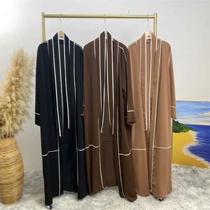 Vêtements ethniques Middle East Dubaï Femmes musulmanes Fashion Fashion Babes Du Turquie arabe Couleur Couleur rayée Cardigan Islamic Hot Cardigan Robe T240510