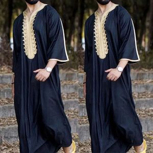 Vêtements ethniques Hommes musulmans Jubba Thobe Manches longues Broderie islamique Col en V Kimono Robe Abaya Caftan Dubaï Robe arabe Shirtsethnic 964