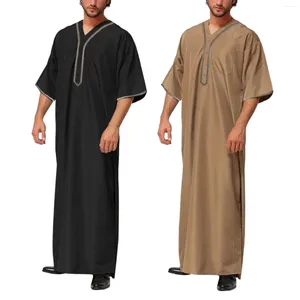 Ropa étnica Hombres musulmanes Jubba Thobe Color sólido Botón V Cuello Robe Arabia Musulman Camisa Islámica Árabe Kaftan Abaya Eid Ramadán