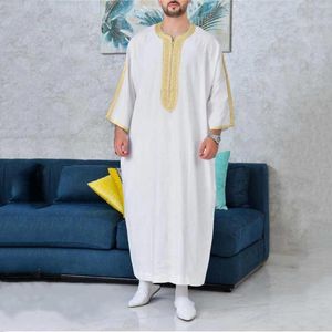 Vêtements ethniques Robe musulmane Arabe Lâche National Costume Moyen Manches Or Brodé Col V Traditionnel Hommes Rétro 2024 Été Eid