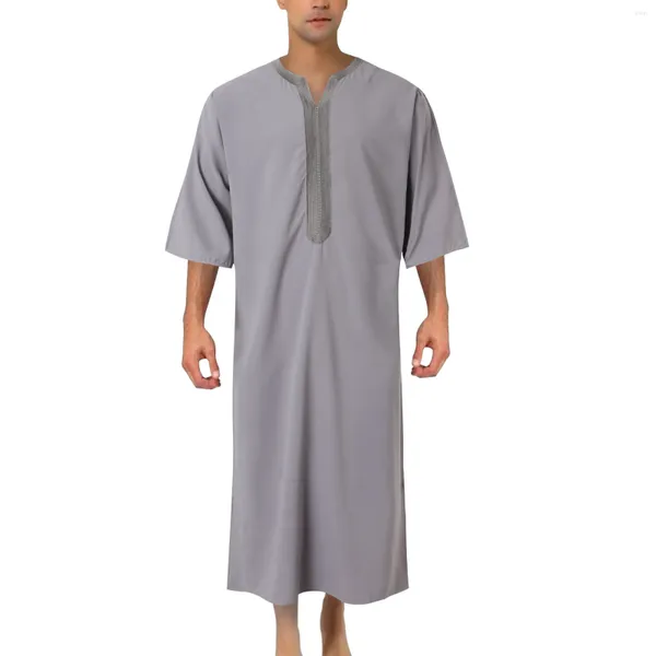 Vêtements ethniques Robe musulmane Costume national arabe Bouton de couleur unie Manches moyennes brodées Style traditionnel pour hommes Kafta Abaya