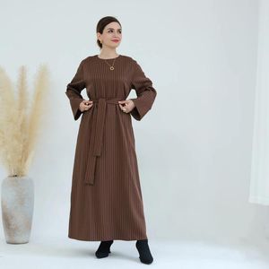 Ropa étnica rayadora mujer musulmana vestida casual de bolsillos laterales de dubai abaya de dubai abaya