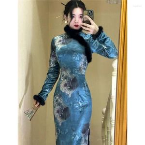 Vêtements ethniques Qipao Robe traditionnelle Cheongsam Vintage Collier en peluche Imprimer Halo Teint Bleu Automne Hiver Enveloppé Hip Moderne