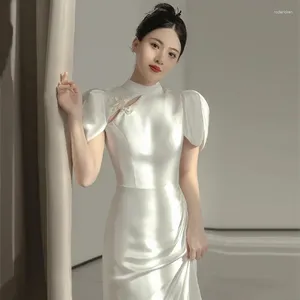 Etnische kleding satijnen licht 2024 Chinese bruid verloving temperament retro backless kleine witte moderne trouwjurken cheongsams.