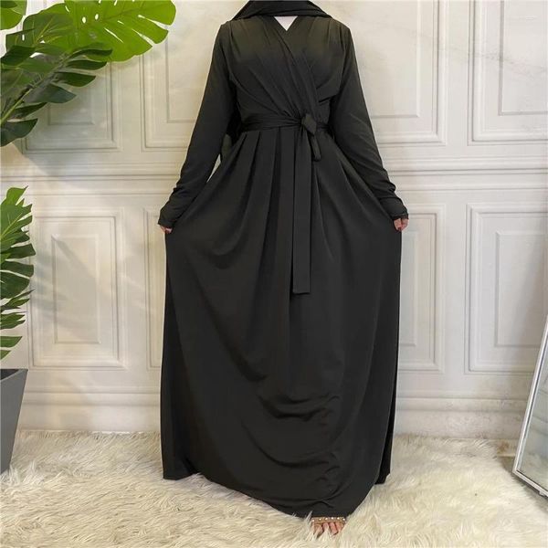 Vêtements ethniques vendant une robe musulmane de couleur unie à la mode et minimaliste pour femmes