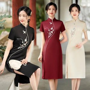 Vêtements ethniques Sexy Perlé Broderie Satin Mandarin Col À Manches Courtes Qipao Robe Traditionnelle Chinoise Femmes Genou Longueur Cheongsam