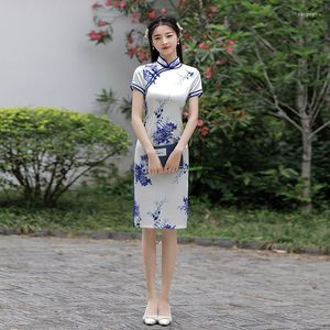 Vêtements ethniques Sheng Coco Blanc Bleu Fleurs Rétro Mince Qipao Cheongsam Robe Jeune Mode Soie Longueur Moyenne Style Robes Chine