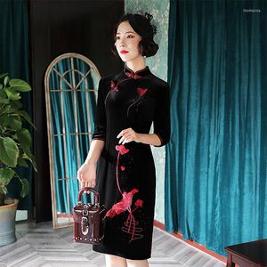 Vêtements ethniques printemps et automne velours doré Style Long brodé Cheongsam broderie perceuse manches robe chinoise Qipao