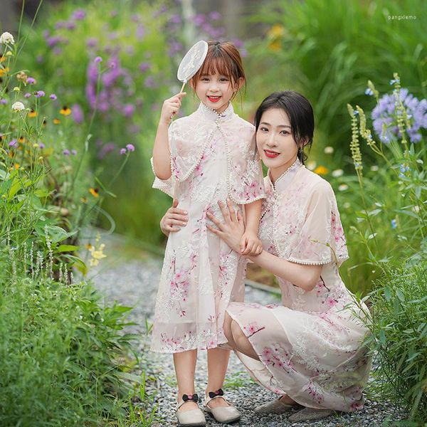Vêtements ethniques été enfants à manches courtes mère et fille tenue filles broderie Cheongsam enfants dentelle chinois belle effectuer des costumes