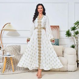Vêtements ethniques Le Moyen-Orient 2024 Robe de mode Robes d'accueil musulmanes élégantes blanc peint en or V-Col