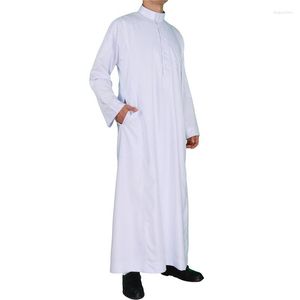 Ropa étnica Thobe Venta al por mayor de hombres islámicos estilo saudita tela de terciopelo mercerizado blanco cuello de pie túnica de manga larga