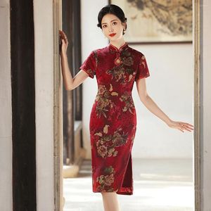 Ropa étnica Flor tradicional Impreso Satén Hasta la rodilla Cheongsam Cuello de calabaza Manga corta Qipao Vestido de novia chino