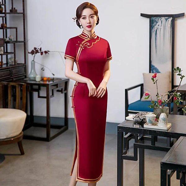 Ropa étnica Cuello mandarín tradicional Color sólido Satén Estilo largo Cheongsam Manga corta Qipao Vestido de mujer chino