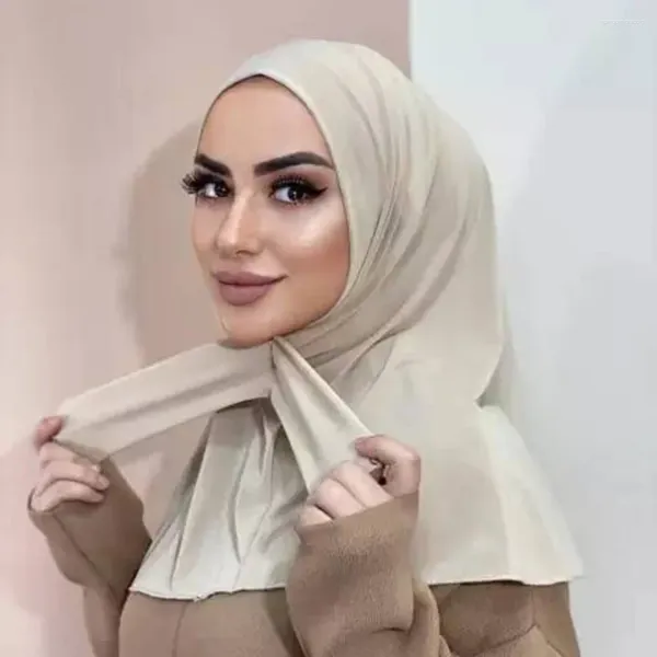 Vêtements ethniques turcs prêts à porter le hijab avec un bouton-fruits musulman à bouffée