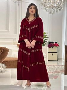 Etnische kleding Fluwelen moslimjurk Vrouwen Abaya Borduren Marokko Feest Winter Dikker Eid Abaya Kaftan Islam Turkije Arabisch lang gewaad