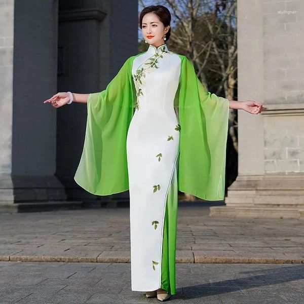 Vêtements ethniques Vintage vert Qipao Femmes Chinois Année Show Robes Sexy Sans manches CHEAGSAM SATIN BANQUET SATIN BANQUET avec châle
