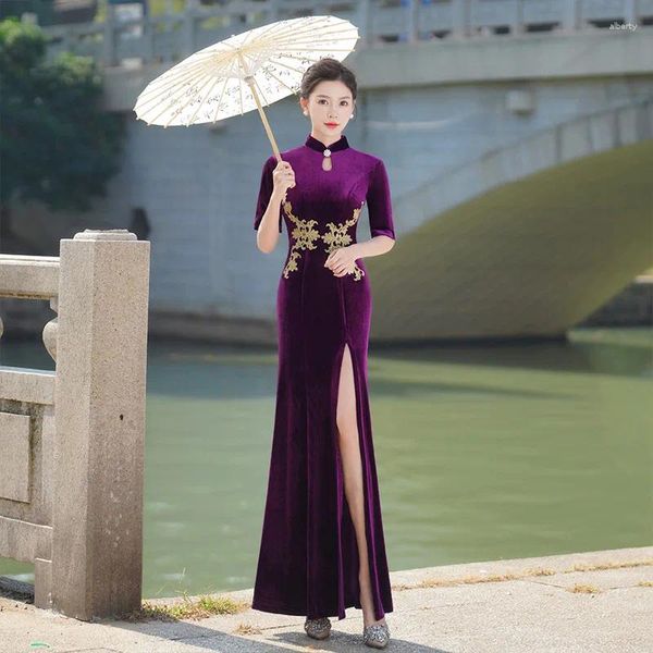 Vêtements ethniques Walking Show Qipao Robe de performance pourpre pour femmes 2024 Soirée Slim Slim Slit Sisping Banquet