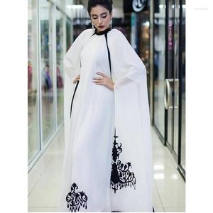 Ventes ethniques Vente blanche Aari Broidered marocain Dubai Caftani Abaya Robe longue décorée