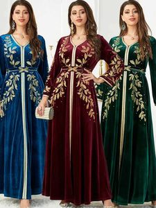 Vêtements ethniques Broderie d'hiver Robe musulmane Abaya pour femmes Velvet Abayas perle à lacets de fête marocie