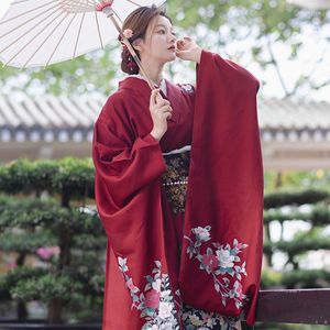 Vêtements ethniques Kimono japonais traditionnel pour femmes Couleur rouge Imprimés floraux Manches longues Yukata Robe de spectacle vintage Costume de cosplay