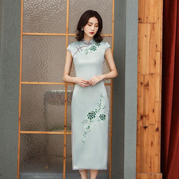 Ropa étnica Mujer Verde Elegante Qipao Sexy Satén Cheongsam Bordado Flor Vestido chino Clásico Delgado Vestidos largos Tallas grandes 3xl 4xl