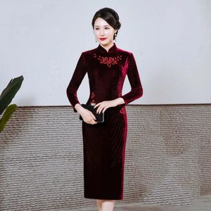 Vêtements ethniques Femmes Qipao Sexy Exquise Broderie Split Robes 3XL 4XL Plus Taille Velours Cheongsam Traditionnel Rétro Classique Chinois