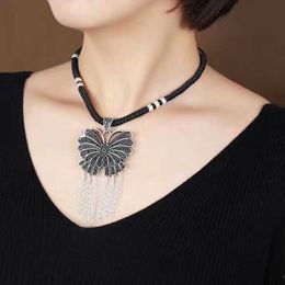 Imitation de style ethnique Collier court argent avec un tempérament féminin polyvalent chaîne de la chaîne de la clavicule Fleurie accessoires tissés à la main