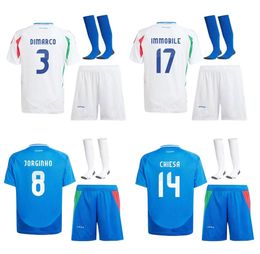 2024 Italia Jerseys de fútbol Italia Verratti Chiesa Maglie Barella Bonucci Kits Kit Kit Boy Child Shorts Juego de uniformes de entrenamiento previo a la camiseta de fútbol Camiseta de fútbol