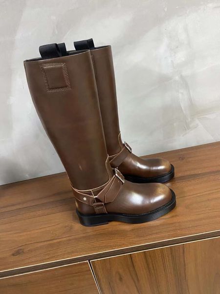 Chaussures de style européen Bottes de pluie d'automne et d'hiver Boucle dernières bottes pour femmes appartements à lacets fermeture éclair lettre ouverte boucle épissage conception taille 35-41 Bottes au genou en cuir véritable