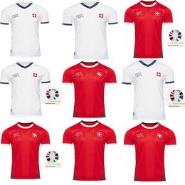 Euro Suisse Nouveaux maillots de football de qualité supérieure ELVEDI AKANJI ZAKARIA SOW RIEDER EMBOLO SHAQIRI 24 25 Chemises de football SUISSE à domicile Uniformes HOMMES KIT 111