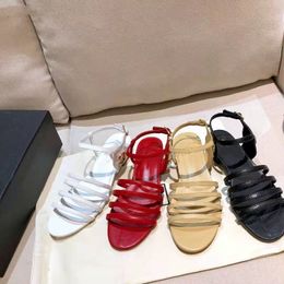 Europe nouveau été en cuir version coréenne tout-match peep-toe chaussures de plage boucle romaine sangle plate sandale femmes tendance