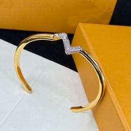 Europa América Pulseras Estilo de moda Hombres Dama Mujeres Acero de titanio Grabado V Iniciales Configuración Diamante Volt Brazalete Pulsera Pareja Regalos Joyería de diseñador