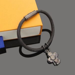 Europe Amérique Designer Bracelets Hommes Lady Femmes Gravé V Lettre Métal Matériel Noir Imprimer Fleur Bracelet En Cuir Bracelet Avec267w