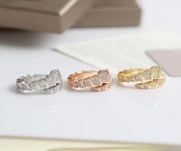 Europa América Designer Moda Estilo Anéis Senhora Mulheres Latão 18K Ouro Gravado B Iniciais Configurações Full Diamond Serpent Ring 3 Color7896902