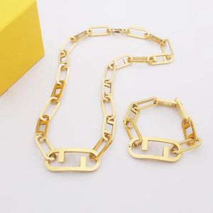 Europe Amérique Designer Bijoux Ensembles Hommes Dame Femmes En Acier Inoxydable Gravé Évider Initiales Lettre Or 18K Chaîne Épaisse Bracelet Collier 3 Couleur