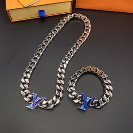 Europa Amerika Mode Collier Armband Mannen Vrouwen Zilverkleurige Metalen Emaille V Brief Dikke Ketting Sieraden Sets M00907 M0919M