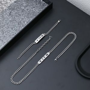 Europa Amerika Mode ID Ketting Armband Heren Dames Zilverkleurig Metaal Gegraveerde V Letter Dubbele Diamant Dikke Ketting Sieradensets M01154 M0994M