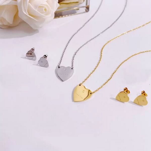 Ensembles de bijoux de mode Europe Amérique collier coeur femme couple en acier inoxydable chaîne en or 18 carats pendentif bijoux boucles d'oreilles amour cadeau pour petite amie Logo de luxe