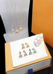 Europa Amerika Mode-sieradensets Dames Goud Zilverkleurig Metaal Gegraveerde V Initialen Instelling Diamant Volt Ketting Oorbellen5178637