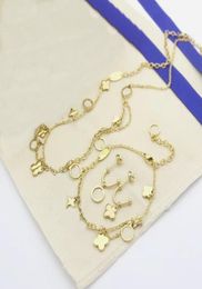 Europa America Fashion Jewelry Sets Lady Womens Goldsilvercolor Metal grabado V Inicials Tassels Collar de flores Pulseras Earri8058970